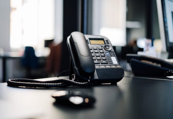 راهاندازی VoIP برای شرکتها تلفن IP روی میز کار برای بررسی هزینه راهاندازی VoIP شرکتها