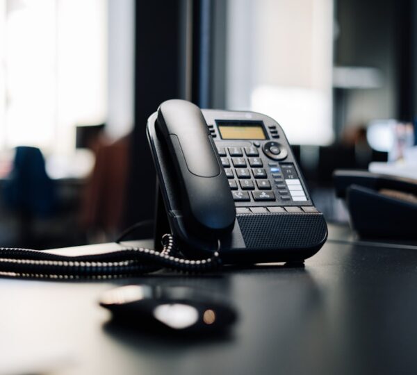 تلفن IP روی میز کار برای بررسی هزینه راه‌اندازی VoIP شرکت‌ها