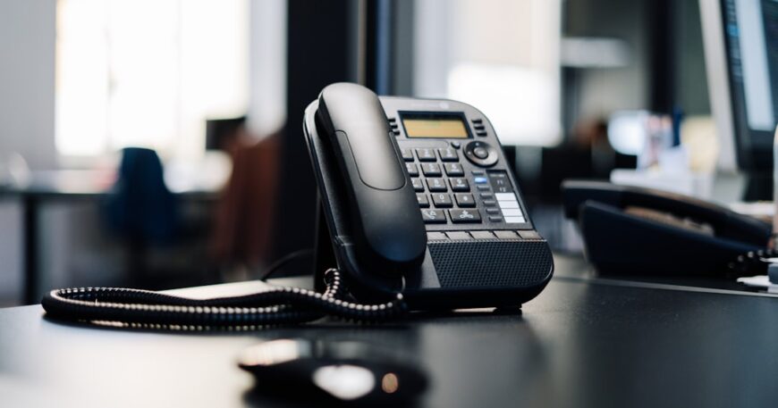 تلفن IP روی میز کار برای بررسی هزینه راهاندازی VoIP شرکتها